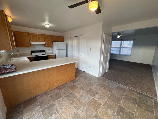 Building Photo - 498-498 W Bellflower Dr