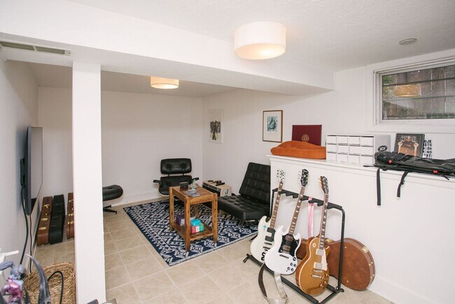 Building Photo - One of a kind house with on-site laundry, ...