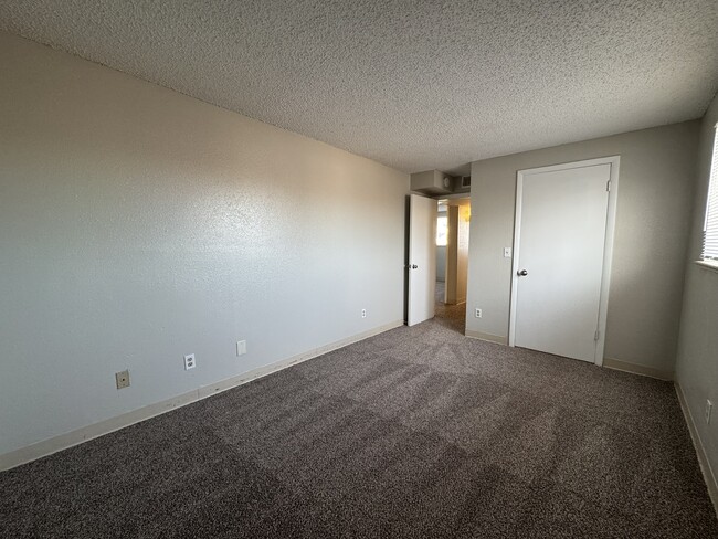 Building Photo - Spacious Split level 3 Bed/2 Bath Town hom...