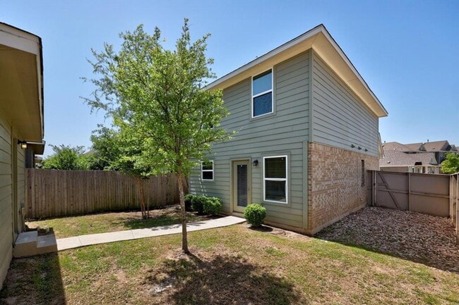 Building Photo - Sorrento Free Standing Home/Condominium - ...