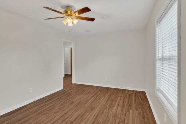Building Photo - 459 Trina St