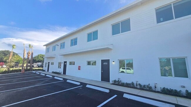 Building Photo - 4955 Serafica Dr