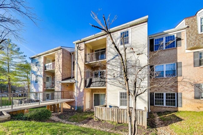 Building Photo - Clean & Fresh 2 + 2 close to METRO!