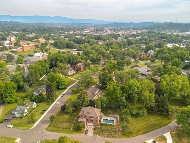 Building Photo - 290 Long Cres Dr