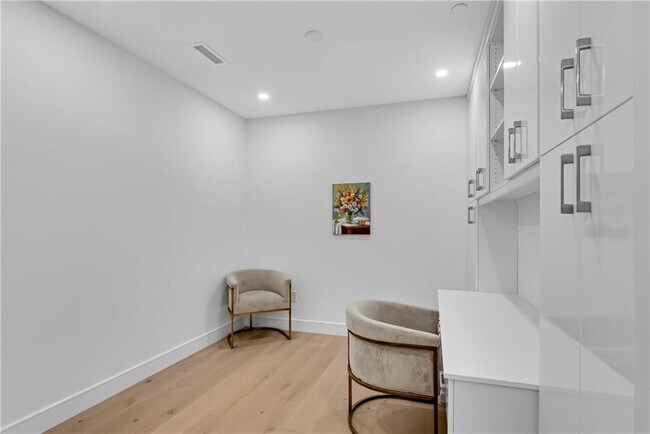 Building Photo - 2425 Peachtree Rd