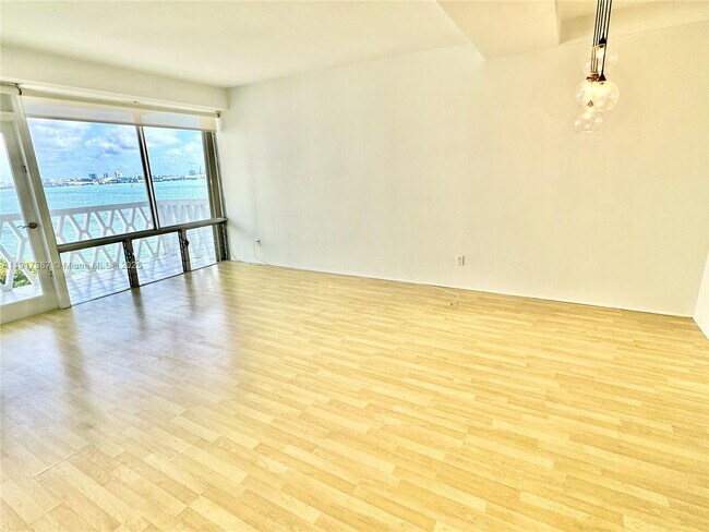 Building Photo - 1430 Brickell Bay Dr