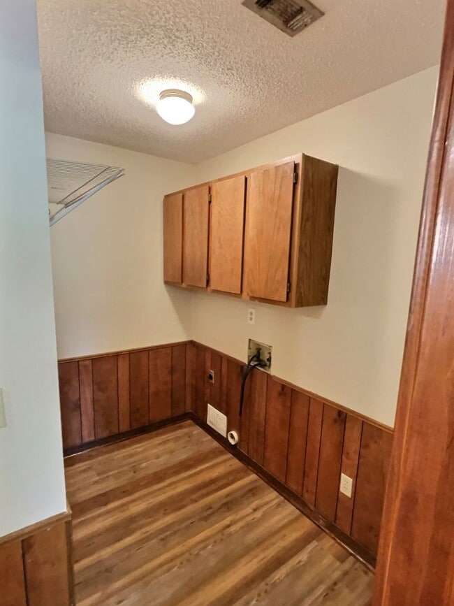 Building Photo - 1115 Hickory Dr