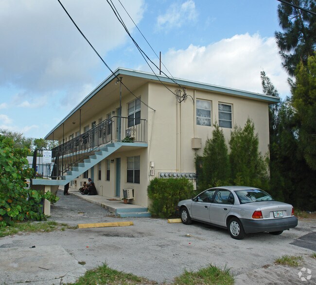 Building Photo - 1110 N H St