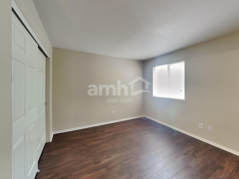 Building Photo - 9826 Kenton Cir