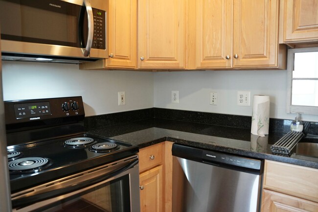 Building Photo - Lovely Studio Condo in Capitol Hill!