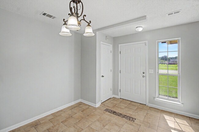 Building Photo - 1651 Latham Ct