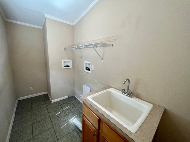 Building Photo - **APPLICATION RECEIVED** Live Large in This Beautiful Adkins Retreat!