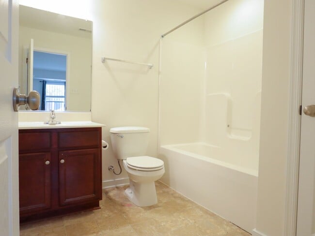 Building Photo - City Living with Parking: 4-Bedroom Townho...