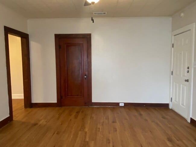 Building Photo - CUTE 2 BEDROOM