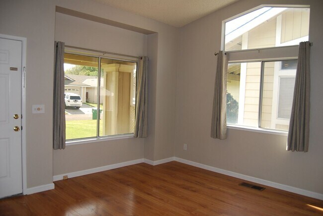 Building Photo - Adorable 3BD 2BA Home!