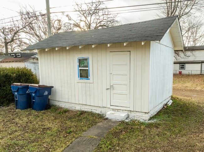 Building Photo - Freshly Updated 3 Bedroom House