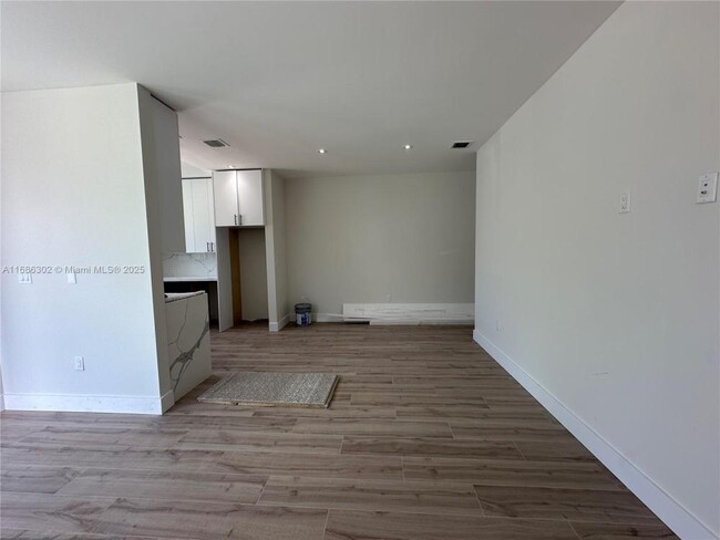 Building Photo - 3 bedroom in Miami FL 33150