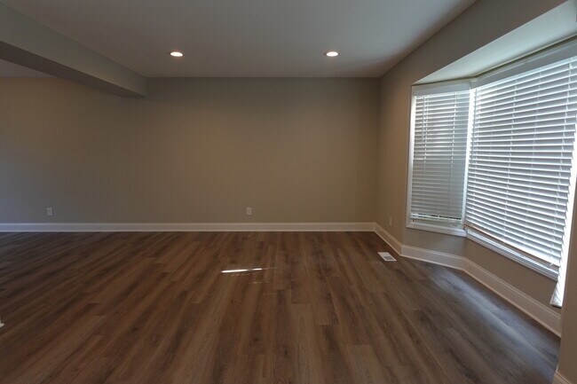 Building Photo - 1259 Knollwood Cir