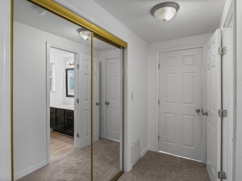 Building Photo - 1572 Cedar St