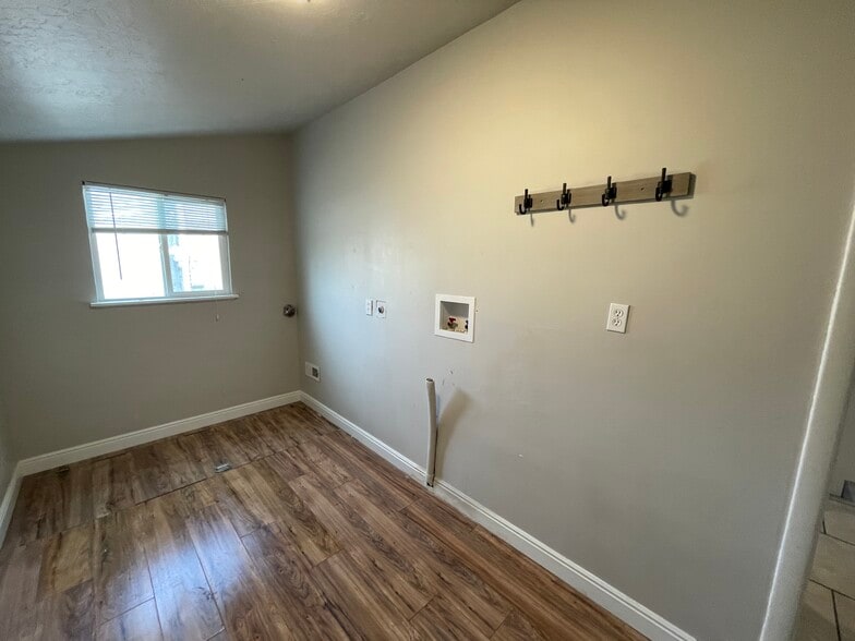 Washer/dryer hookups - 2429 B Ave