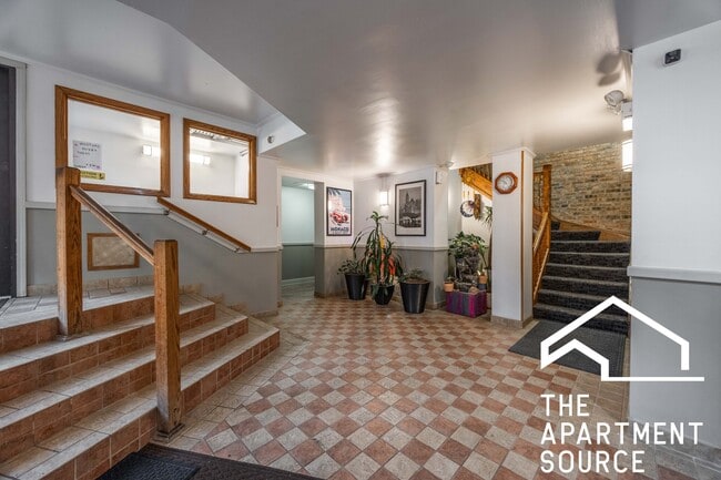 Building Photo - 4241 N Kenmore Ave