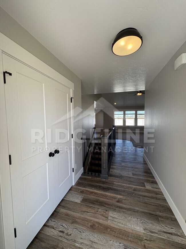 Building Photo - 137 Linden St