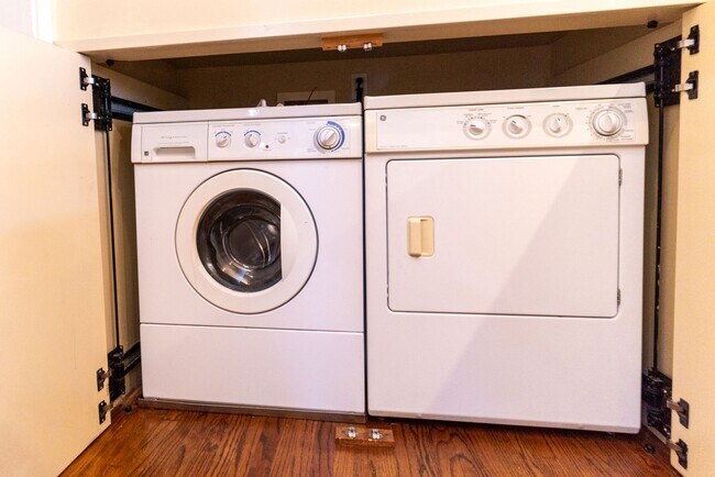 Building Photo - Beachwood Canyon 2b2b Home - Intentional F...