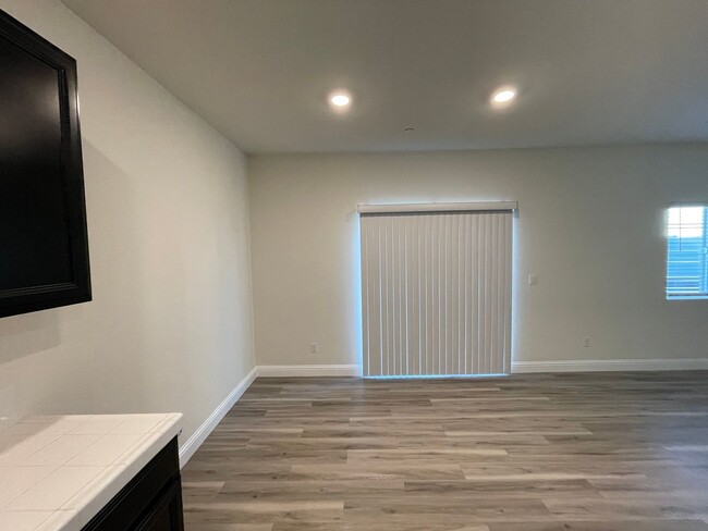 Building Photo - Beautiful 4 bed 2.5 bath in Sacramento!