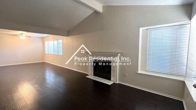 Building Photo - Spacious 2bd/2ba Duplex with 2 Car Garage