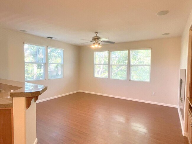 Building Photo - 915 Joree Ln