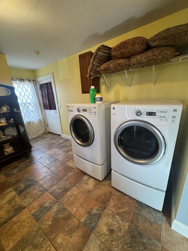 Building Photo - Furnished 3 Bedroom Home in Waynesville, MO!