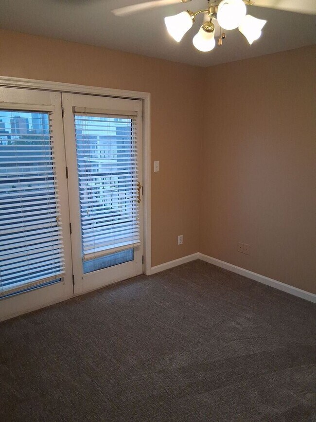 Building Photo - Laurel Villas: 3 BED/ 2 BA Available for Fall 2026!