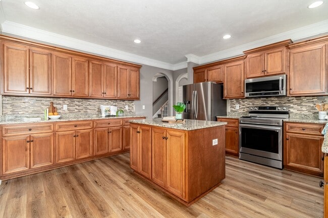 Building Photo - Beautiful 5 Bedroom, 4 Full Bath Family Home