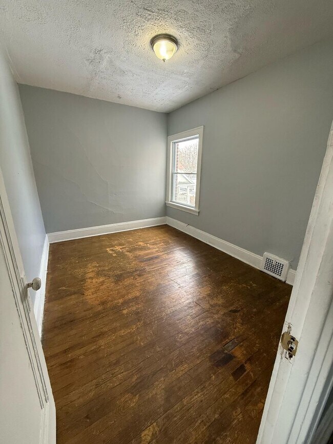 Building Photo - 2bd Unit 4-Plex Building Cash Pay/Section 8