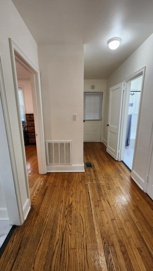 Building Photo - 2927 Columbia Ave