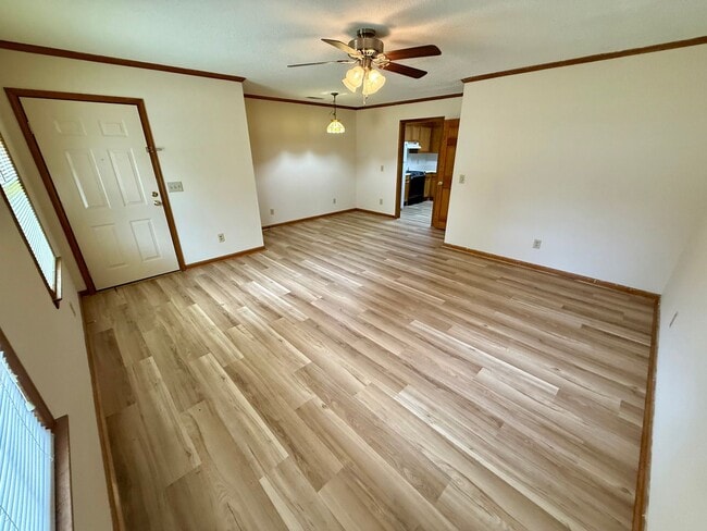 Building Photo - Conveniently Located Townhouse!