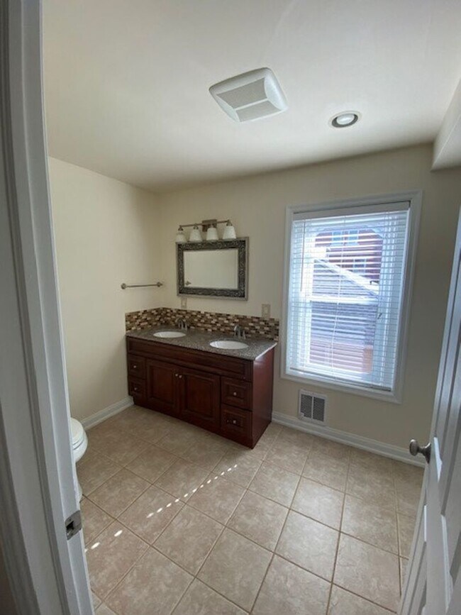 Building Photo - Three Bedroom in West Bethlehem