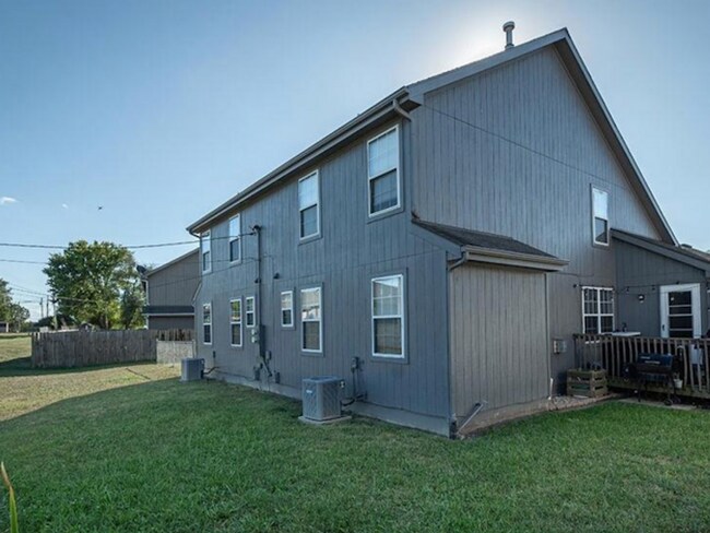 Building Photo - 3 bedroom 3 bath in Shawnee Heights