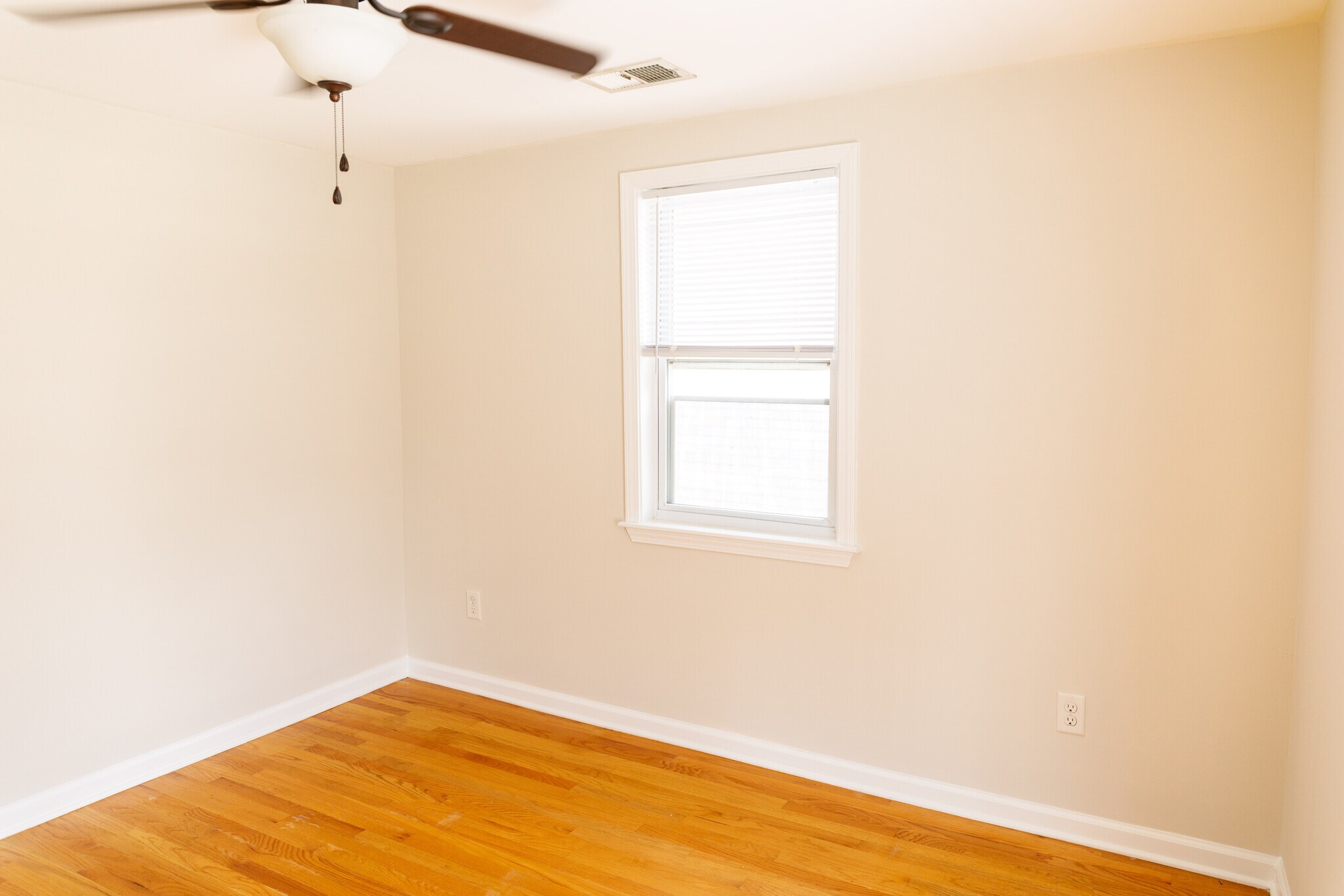 Building Photo - 116 America St