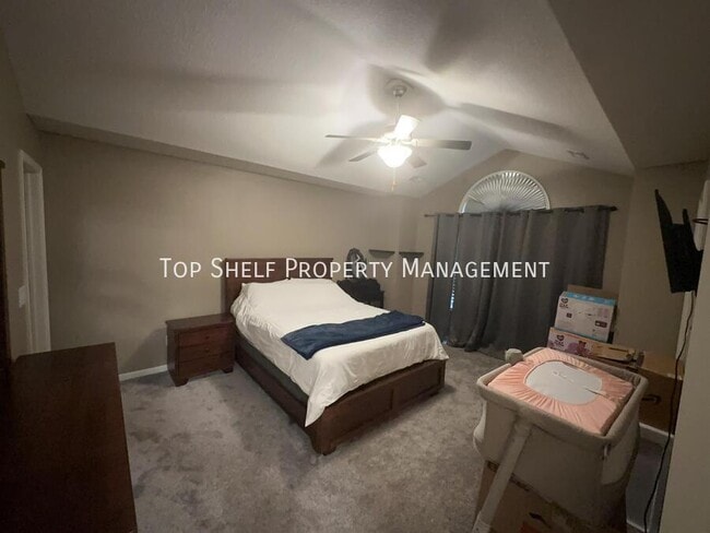 Building Photo - 332 NW Driftwood Dr