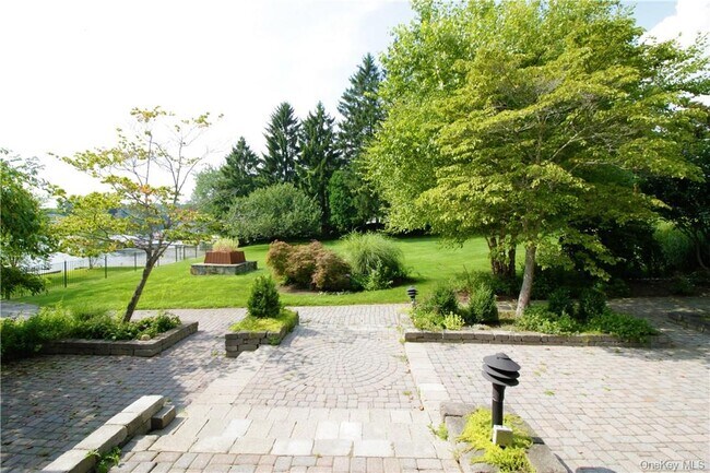 Building Photo - 7 Tamarack Rd