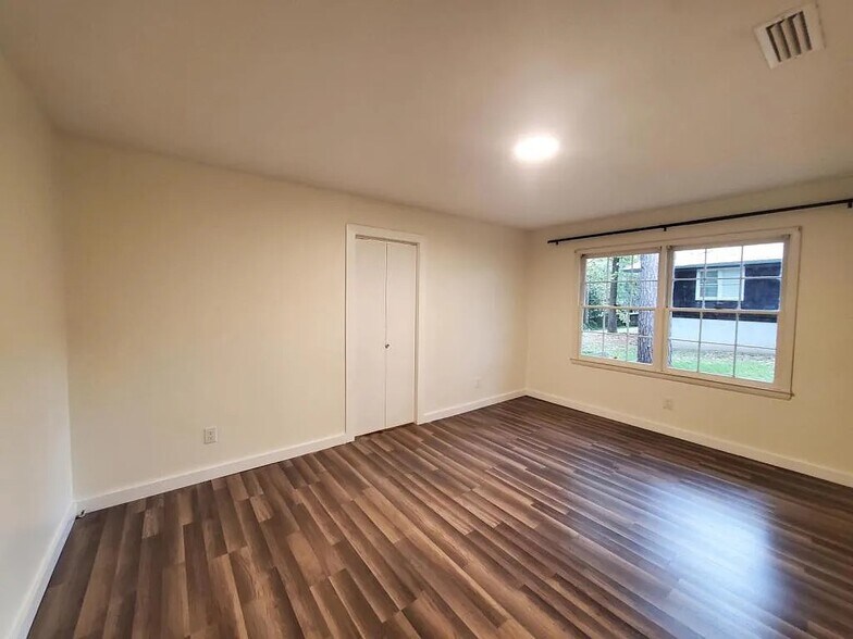 Building Photo - 504 Robin Ln