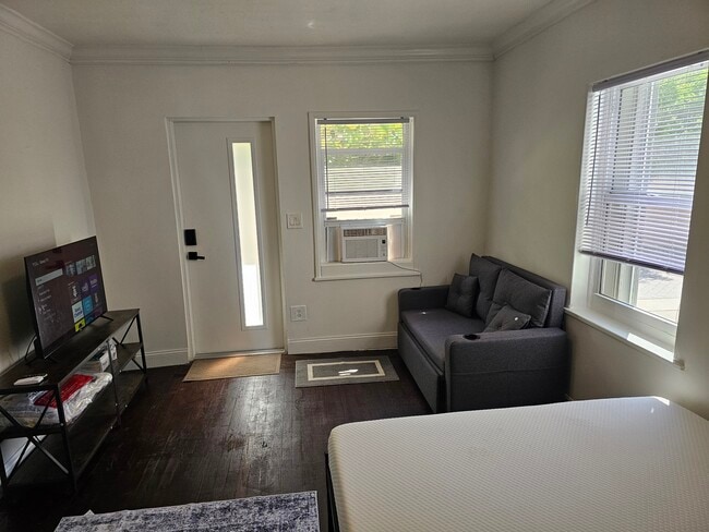 Building Photo - 300 Arizona St