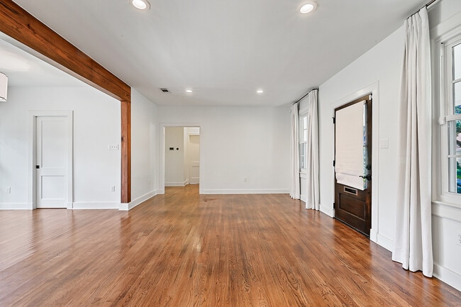 Building Photo - 1566 Country Club Dr