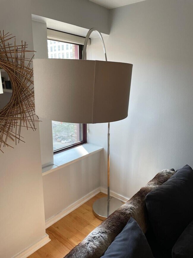 Building Photo - 40 E 9th St