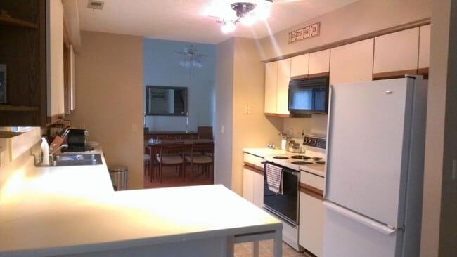 Building Photo - Woods Edge End Town Home with 2 Car Garage - Rent TBD