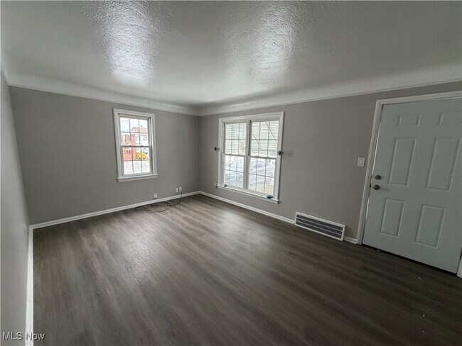 Building Photo - 920 E 218th St