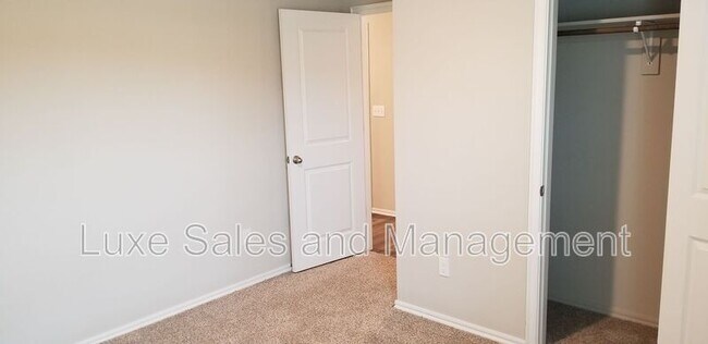 Building Photo - 3102 Debbie Ln