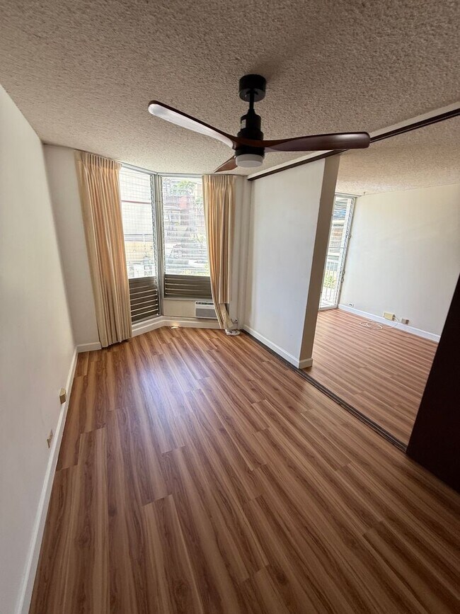 Building Photo - 1 Bedroom / 1 Bathroom / 1 Parking – Recently Renovated