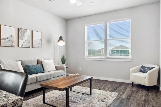 Building Photo - 705 Horseshoe Dr